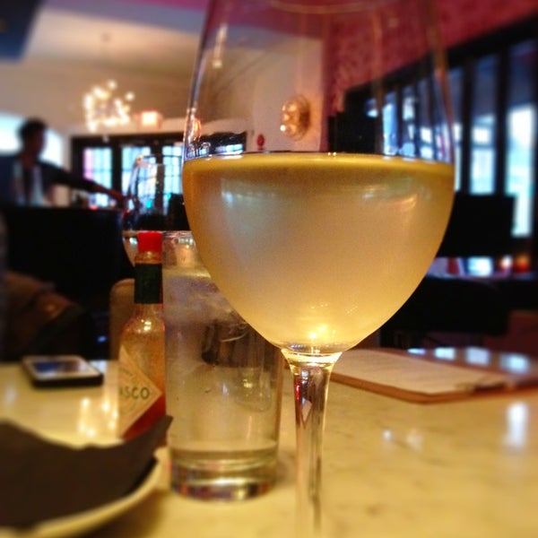 Foto diambil di Uva Wine &amp; Cocktail Bar oleh Vernice L. pada 4/8/2013