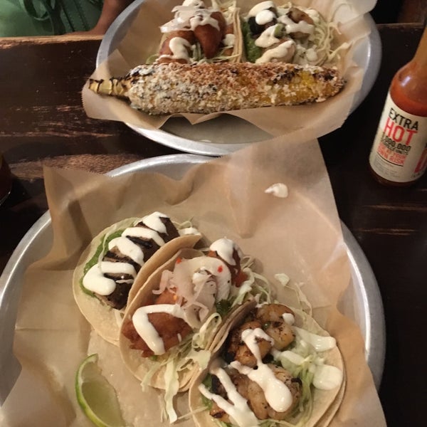 Foto scattata a Dorado Tacos da Jinni il 8/11/2017