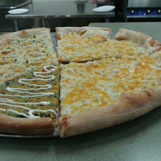 Снимок сделан в Ian&#39;s Pizza пользователем Jason B. 10/19/2012