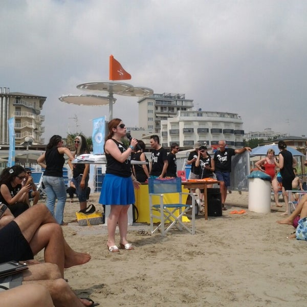 Das Foto wurde bei Attilio Beach Pleasure Club von Luisa R. am 7/25/2014 aufgenommen