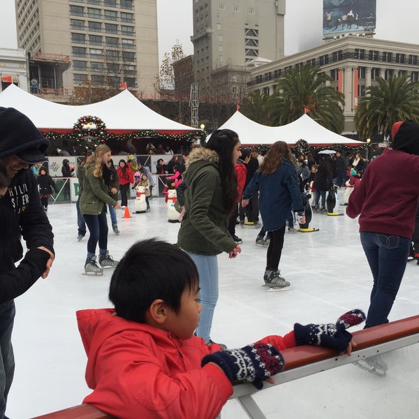 Снимок сделан в Union Square Ice Skating Rink пользователем Eric C. 12/30/2015