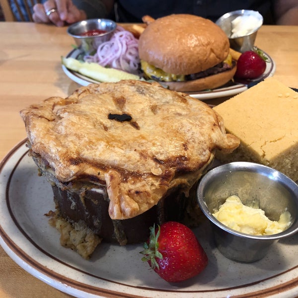 Foto tomada en Christy Mae&#39;s Restaurant  por Rachell T. el 7/13/2019