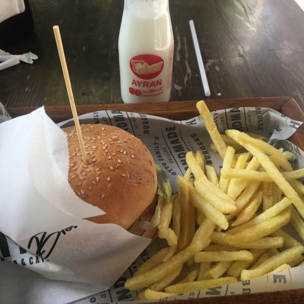 Снимок сделан в OTTOBROS Burger &amp; Coffee ANT пользователем Onur 4/25/2019