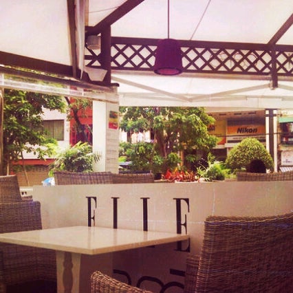 รูปภาพถ่ายที่ ELLE Café โดย Uyen L. เมื่อ 7/27/2013