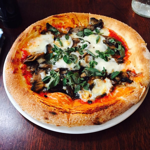 7/5/2015 tarihinde Sergio P.ziyaretçi tarafından Pizza East'de çekilen fotoğraf