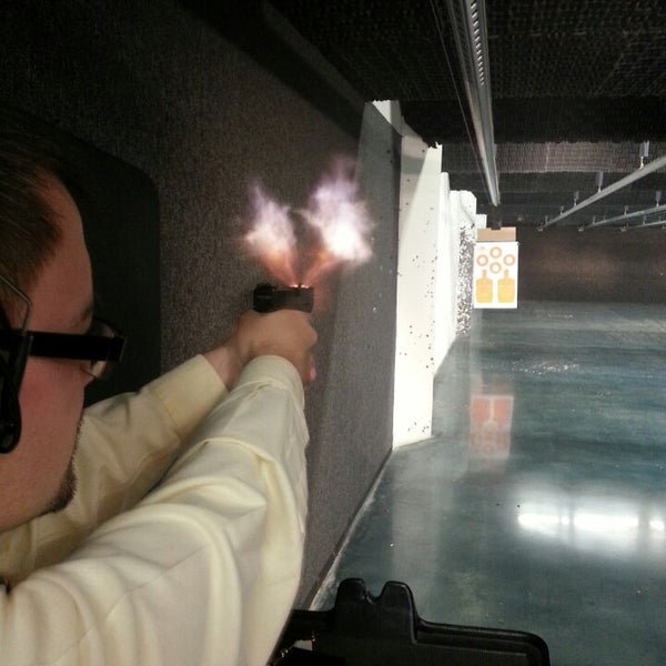 Photo prise au Patrick&#39;s Uniforms &amp; Indoor Gun Range par Chris E. le3/21/2013