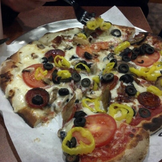 รูปภาพถ่ายที่ Custom Built Pizza โดย MrMouse661 เมื่อ 12/14/2012
