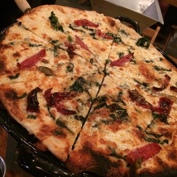 Das Foto wurde bei Trescielos Pizzas y Helados von Miss Roxy M. am 10/16/2014 aufgenommen