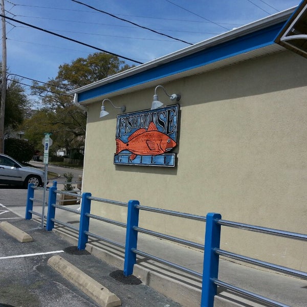 Foto tirada no(a) Fish House Grill por Antron R. em 4/5/2014