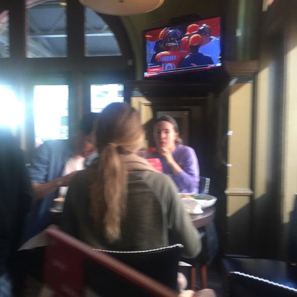 10/27/2019 tarihinde Kay B.ziyaretçi tarafından Bar Louie'de çekilen fotoğraf
