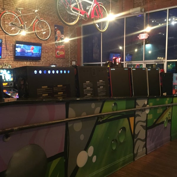 รูปภาพถ่ายที่ Boxcar Bar + Arcade โดย Molly G. เมื่อ 8/31/2018