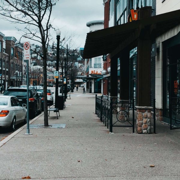 девочка за ноутбуком. стойка ресепшн чертеж с размерами. женщина сидит за компьютером. Side works. Datsun 240z.