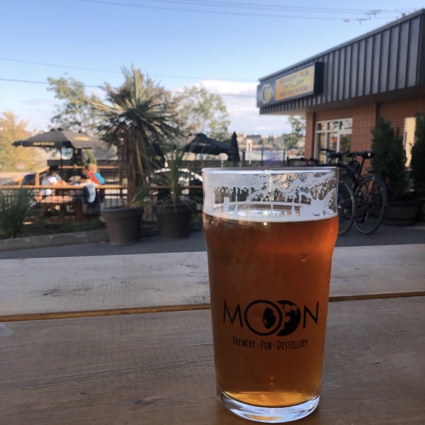 Foto diambil di Moon Under Water Pub &amp; Brewery oleh Doyle C. pada 8/7/2020