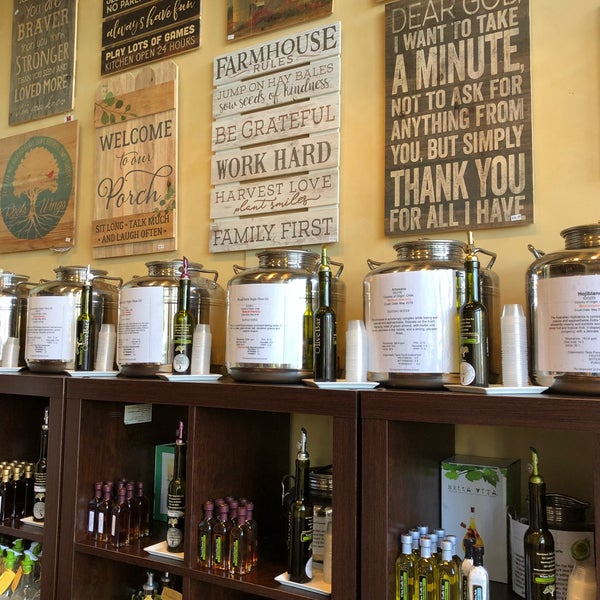 11/4/2018 tarihinde Jordan K.ziyaretçi tarafından Monterey&#39;s Tasty Olive Bar'de çekilen fotoğraf