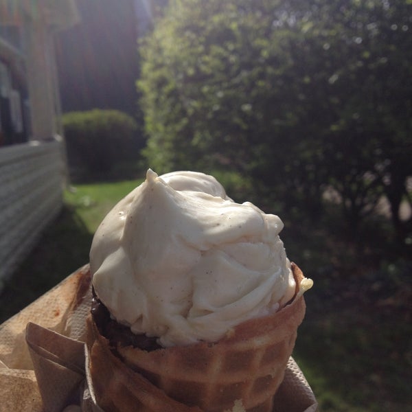 รูปภาพถ่ายที่ Jeni&#39;s Splendid Ice Creams โดย A F. เมื่อ 4/27/2013