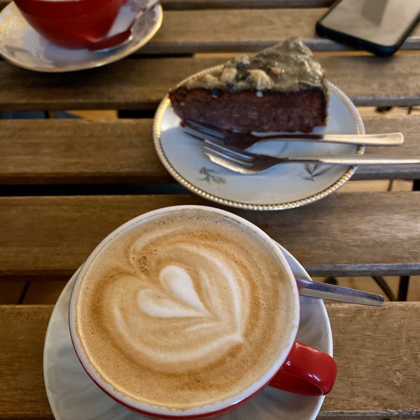 Süßes Café mit sehr freundlichem Personal, toller Kuchenauswahl und gutem Cappuccino :)