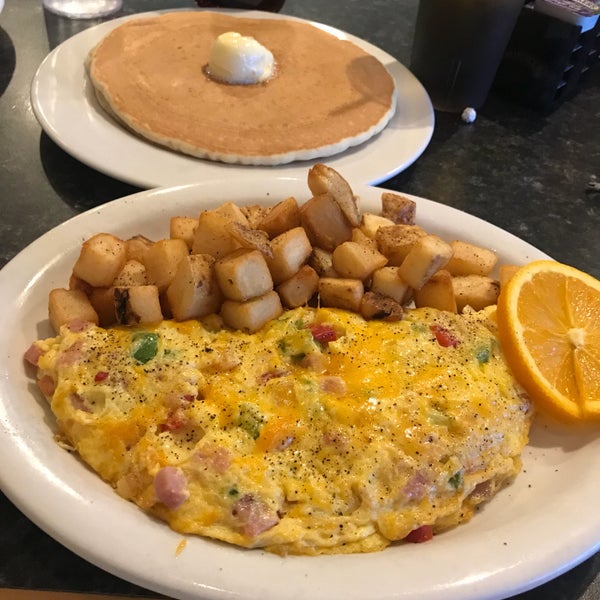 Foto scattata a Mr. Mamas Breakfast and Lunch da Antwaune D. il 5/8/2018