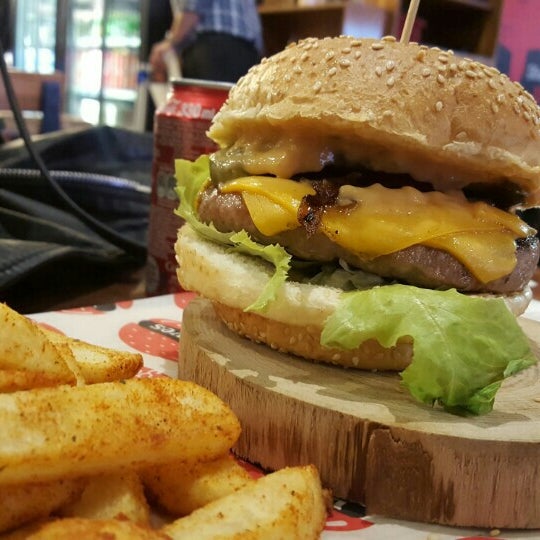 รูปภาพถ่ายที่ Beeves Burger โดย Müge *. เมื่อ 10/20/2015