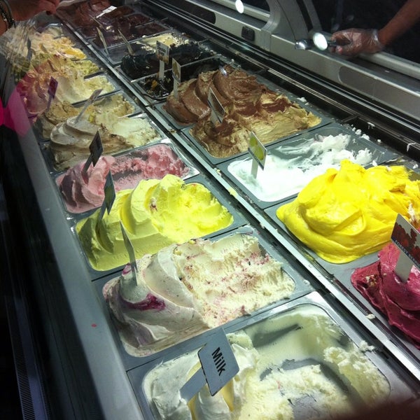 Gelato Show Ice Cream & Coffee Bar Dessert Shop in Jounieh