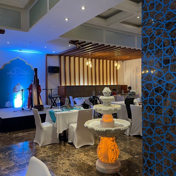 Foto diambil di Baharat Restaurant - Le Meridien Hotel oleh Faisall pada 4/8/2022