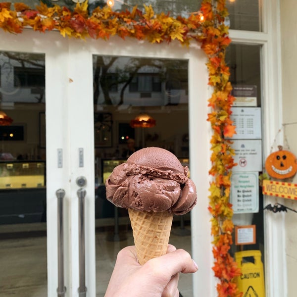 Photo taken at Sundaes and Cones by Jessica L. on 10/26/2019
