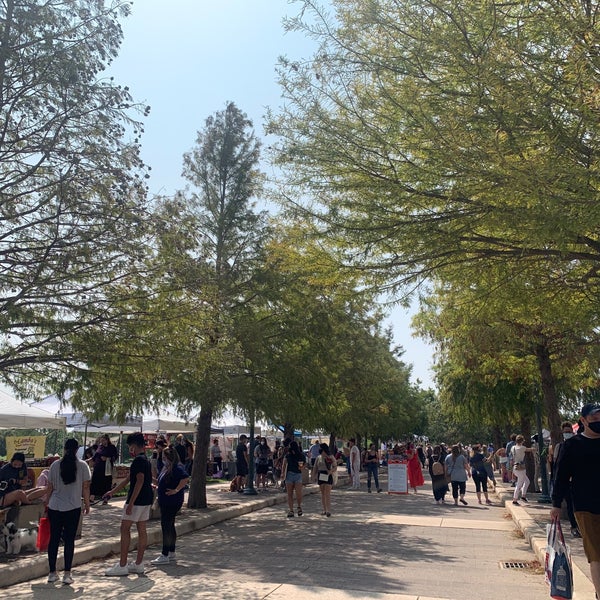 Das Foto wurde bei Mueller Farmers Market von Jessica L. am 9/20/2020 aufgenommen