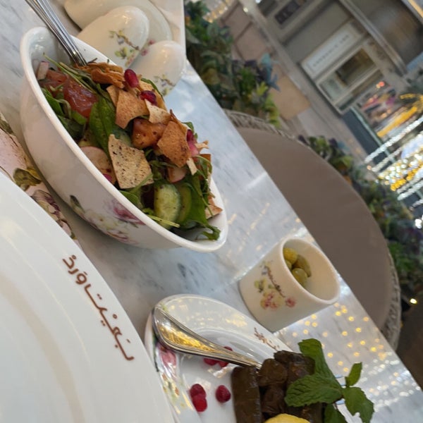 1/13/2022 tarihinde Yazeed 🏹ziyaretçi tarafından Wared Beirut Lebanese Resto &amp; Cafe'de çekilen fotoğraf