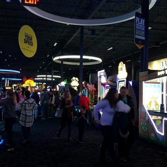Photo taken at Dave &amp; Buster&#39;s by Johanneryck V. on 10/3/2015