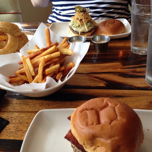 9/25/2013にDon A.がStax Burger Barで撮った写真