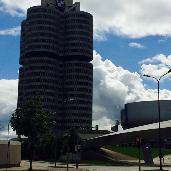 Das Foto wurde bei BMW-Hochhaus (Vierzylinder) von Petra M. am 6/4/2016 aufgenommen