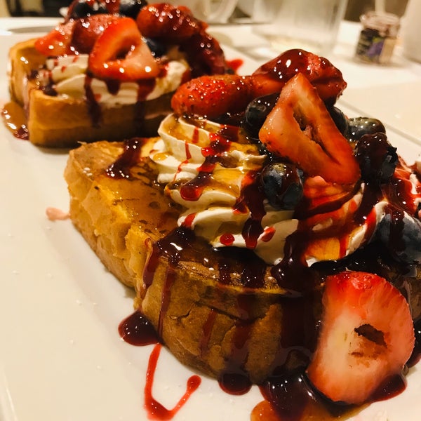 French Toast with fresh fruits 😋dazu ein leckeres Omlett.