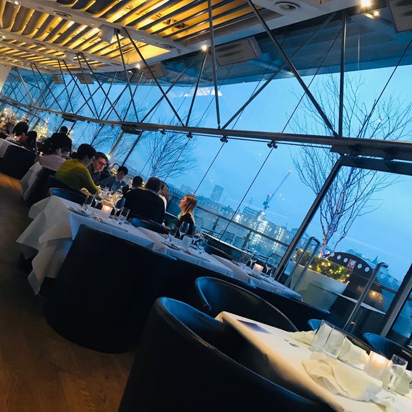 Foto tirada no(a) Oxo Tower Restaurant por Petra M. em 12/15/2018