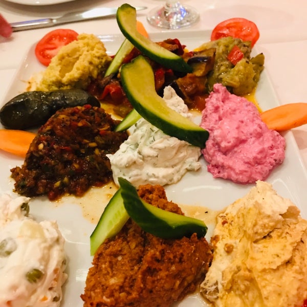 Das Foto wurde bei Albura Kathisma Cafe &amp; Restaurant von Petra M. am 4/6/2019 aufgenommen
