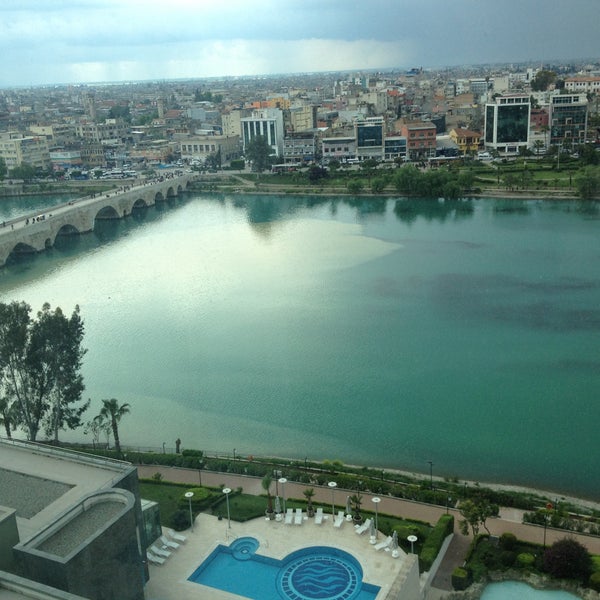 Photo prise au Adana HiltonSA par Aycan B. le4/18/2013