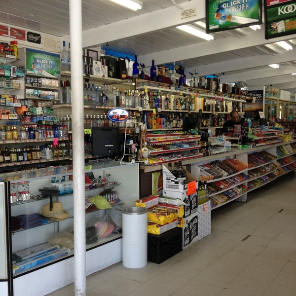 Coast Liquor Laguna Beach'da İçki Dükkanı