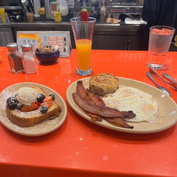 Photo taken at Snooze an AM Eatery by Joe B. on 11/11/2023