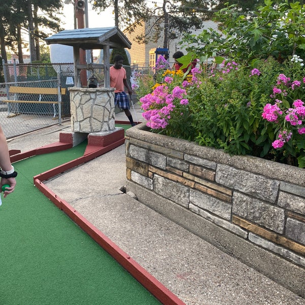 Novelty Golf & Games Mini Golf Course in Lincolnwood