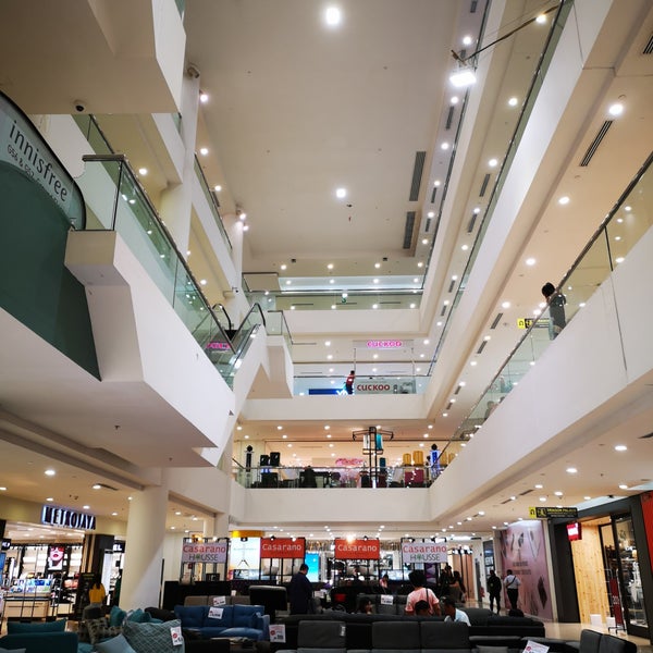 Foto diambil di Suria Sabah Shopping Mall oleh pehin a. pada 4/20/2019