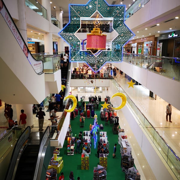 Foto tomada en Suria Sabah Shopping Mall  por pehin a. el 5/18/2019