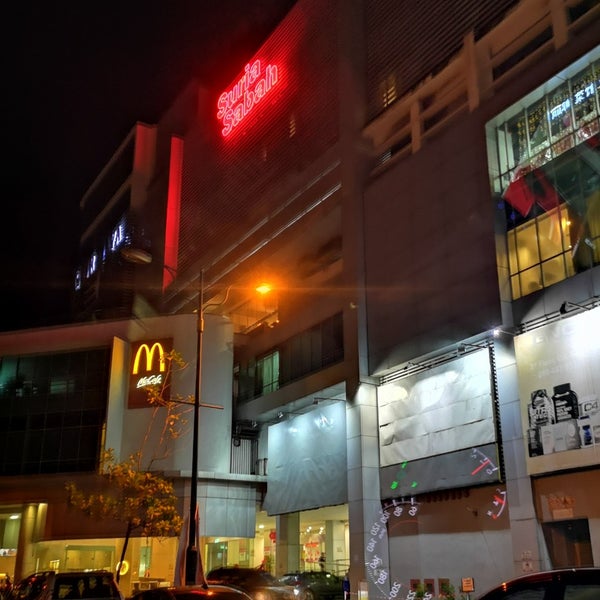 Foto diambil di Suria Sabah Shopping Mall oleh pehin a. pada 1/20/2023