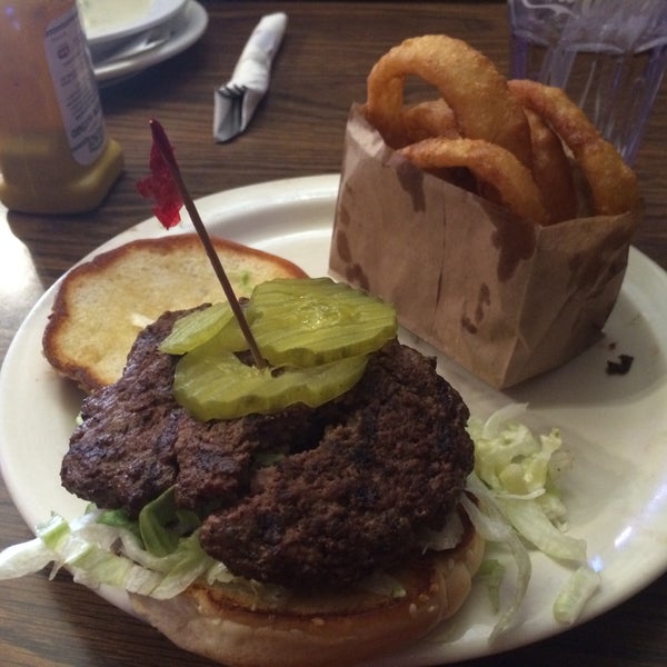 Foto diambil di Buglin&#39; Bull Restaurant and Sports Bar oleh Drew V. pada 5/16/2015