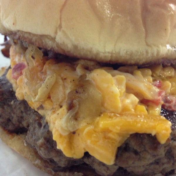 Снимок сделан в Kincaid&#39;s Hamburgers пользователем Davis M. 10/15/2015