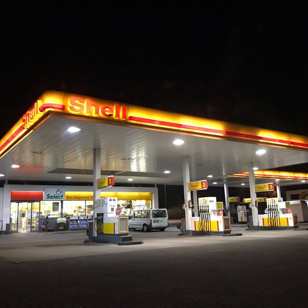 Regular Shell gas station, on a highway - with some parking, an additional restaurant and some amenities for travelers.