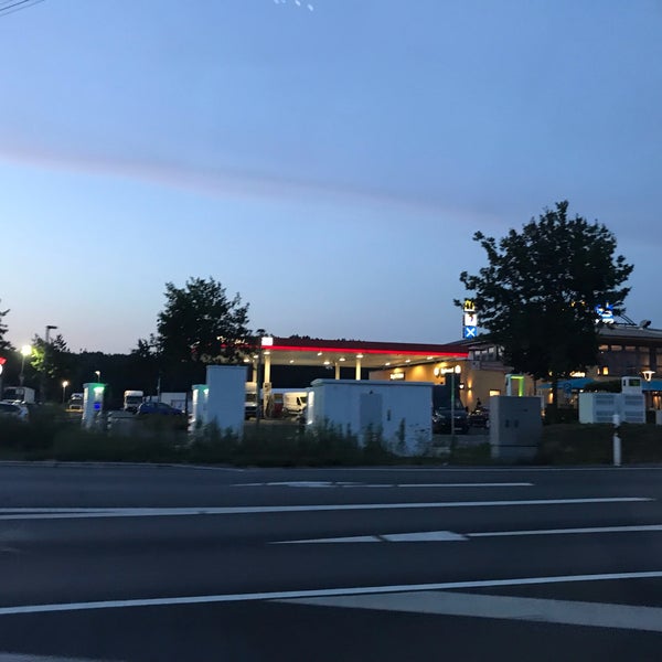 Good and easy gas station. Bis shop including clothes and McD right next door.