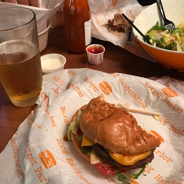 รูปภาพถ่ายที่ Burger Parlor โดย Arturo C. เมื่อ 2/10/2018
