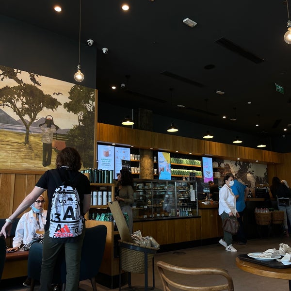รูปภาพถ่ายที่ Starbucks โดย Sultan เมื่อ 5/25/2021