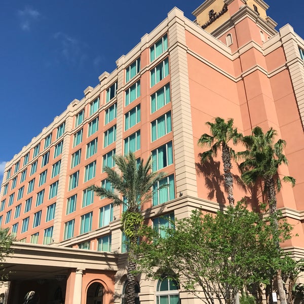Foto diambil di Renaissance Tampa International Plaza Hotel oleh Jared R. pada 10/13/2017