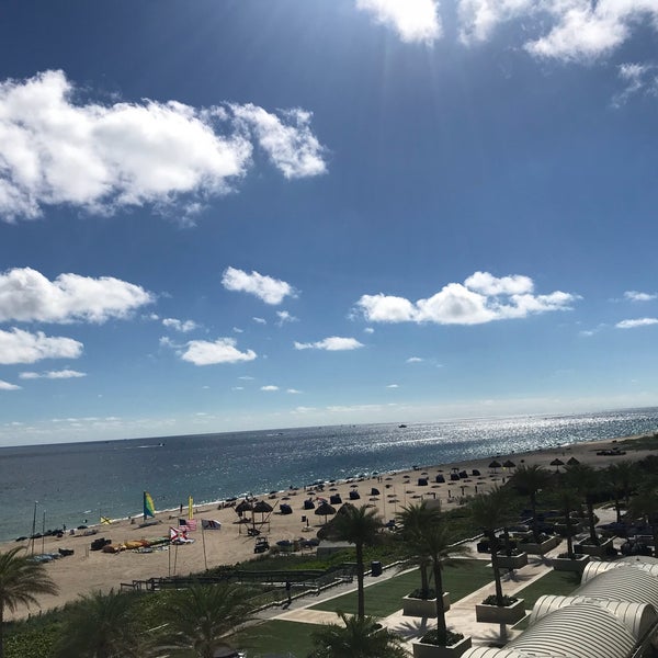 Das Foto wurde bei Fort Lauderdale Marriott Harbor Beach Resort &amp; Spa von Jared R. am 11/8/2017 aufgenommen