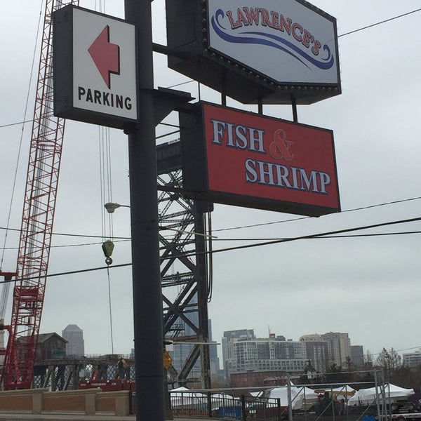 Foto diambil di Lawrence&#39;s Fish &amp; Shrimp oleh John M. pada 3/25/2015
