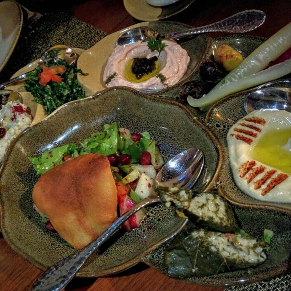 4/21/2016 tarihinde Sergei S.ziyaretçi tarafından Al Nafoura Lebanese Restaurant'de çekilen fotoğraf